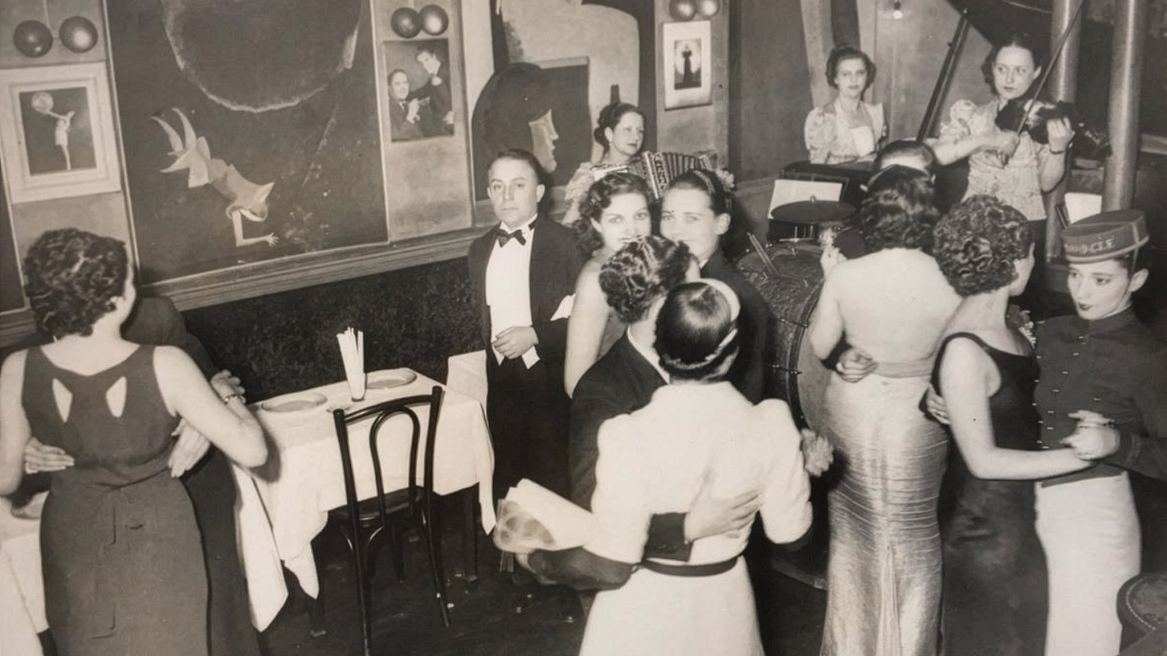 Le Monocle bar in Paris, 1937